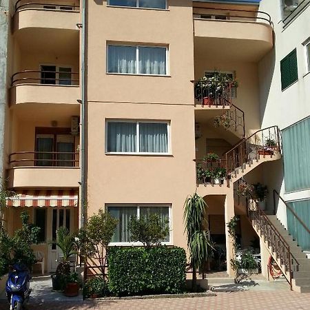 Apartments Deak Макарска Екстериор снимка