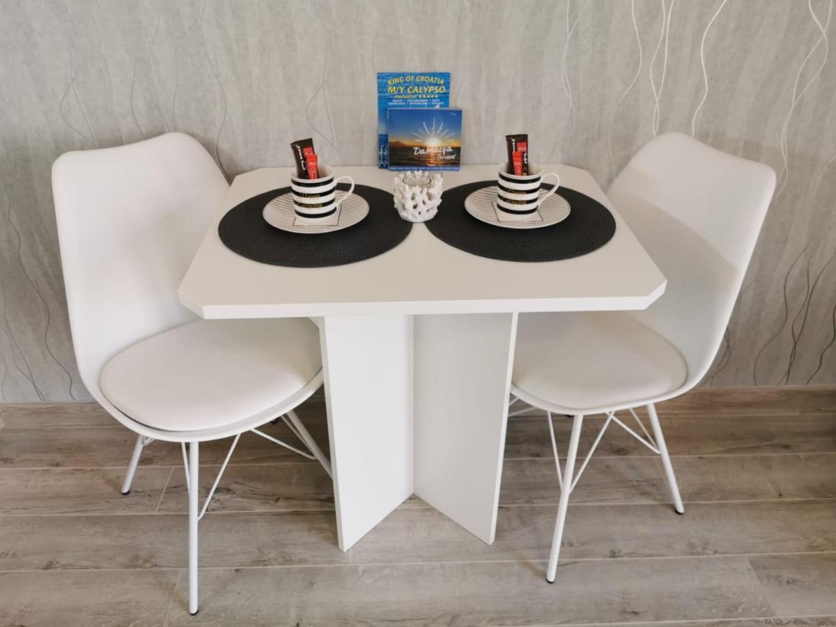 Apartments Deak Макарска Екстериор снимка