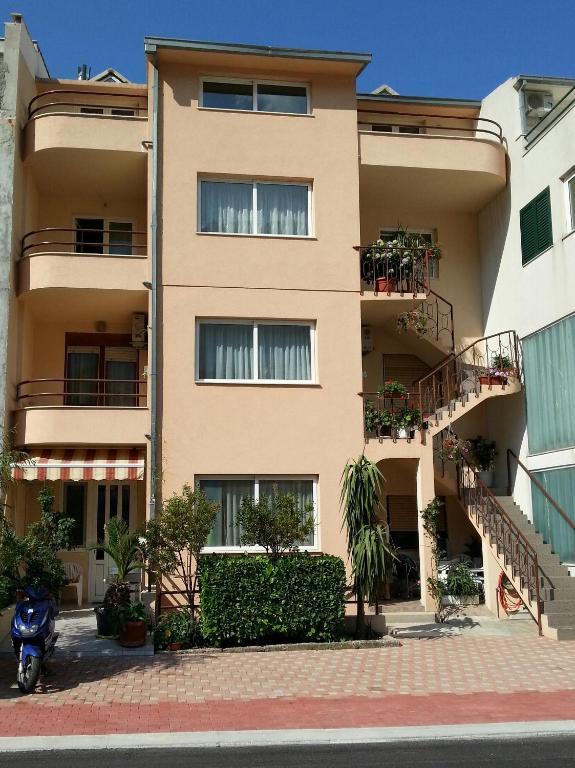 Apartments Deak Макарска Екстериор снимка