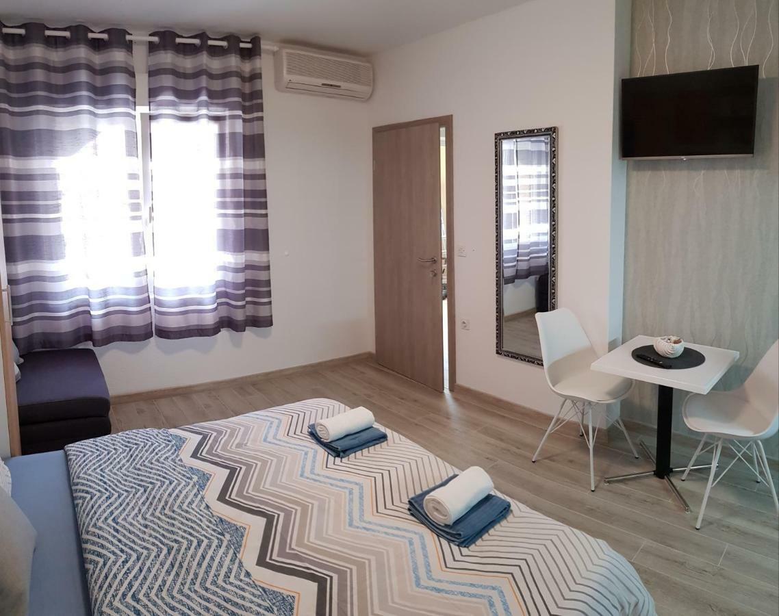 Apartments Deak Макарска Екстериор снимка
